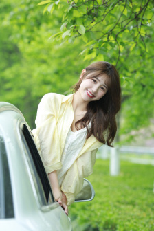 美女裸胸